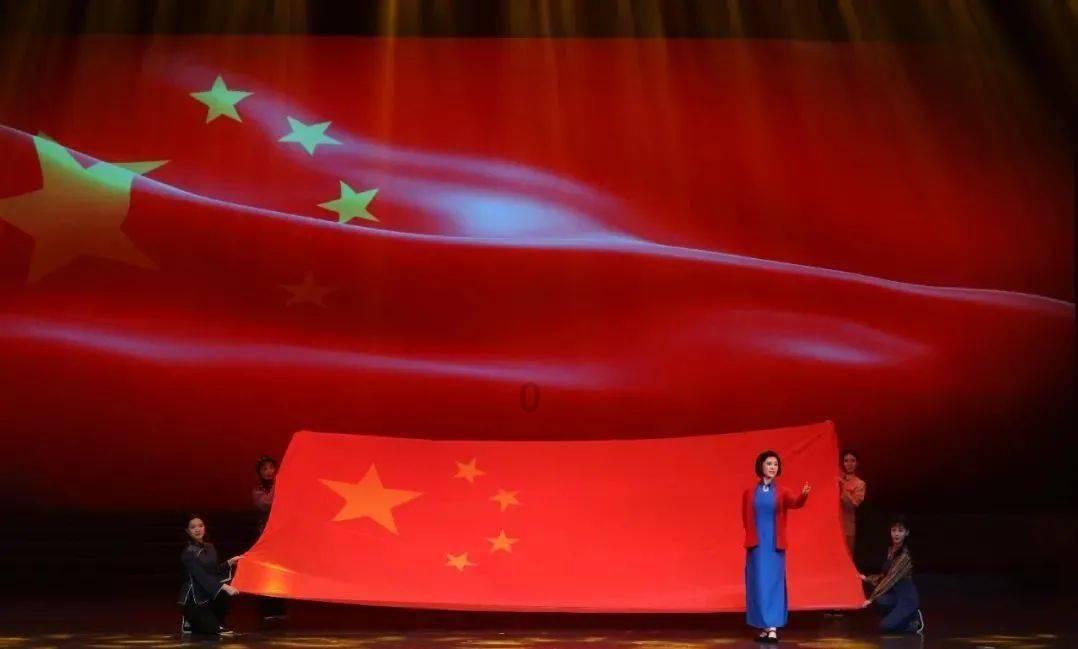 57岁钟楚红近照，单身11年未再婚，如今优雅老去依旧美丽大方！